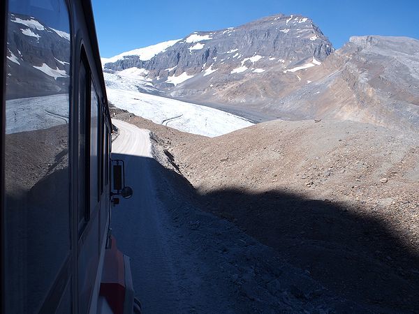 雪上車でアサバスカ氷河を目指す