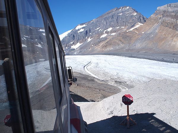 雪上車でアサバスカ氷河を目指す