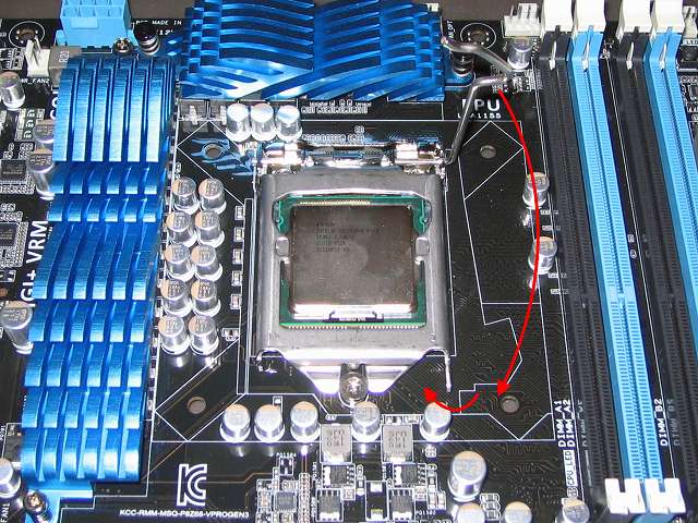 ASUS P8Z68-V PRO/GEN3 LGA1155 CPU ソケットに Intel Celeron G540 CPU が装着されているのを確認、CPU 固定カバーをゆっくり下ろしたらレバーを元の位置に戻して完全にロックする、この時レバーをロックする状態まで、かなり力を入れないと元の位置に戻らないが、CPU の切欠きの位置さえ間違ってなければ問題ないはずなので、ゆっくりとレバーを押し下げながらロックさせる
