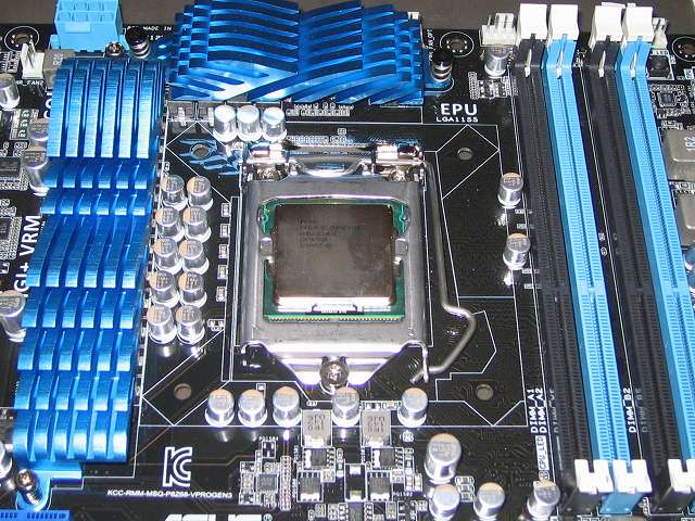 ASUS P8Z68-V PRO/GEN3 LGA1155 CPU ソケットに Intel Celeron G540 CPU 装着完了、BIOS アップデートする目的のみで長時間使用する予定はないので、CPU グリス塗布は行わない