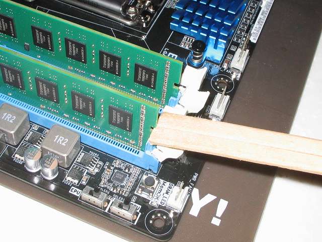 ASUS P8Z68-V PRO/GEN3 DDR3 メモリースロットノッチ側 Transcend JetRam PC3-12800(DDR3-1600) 16GB KIT(8GB×2) 永久保証 JM1600KLH-16GK の取り外し、割り箸を使っててこの原理を使ってやっと取り外し