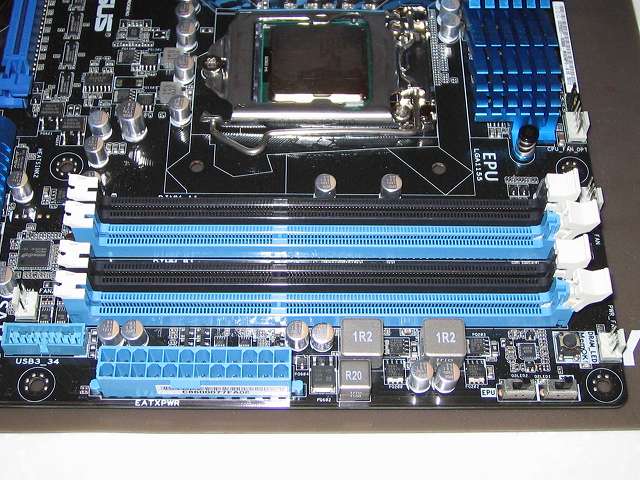 ASUS P8Z68-V PRO/GEN3 DDR3 メモリースロットと切り欠き位置の確認