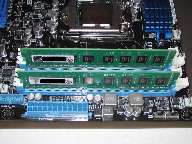ASUS P8Z68-V PRO/GEN3 DDR3 メモリースロットに Transcend JetRam PC3-12800(DDR3-1600) 16GB KIT(8GB×2) 永久保証 JM1600KLH-16GK を置いただけの未装着状態