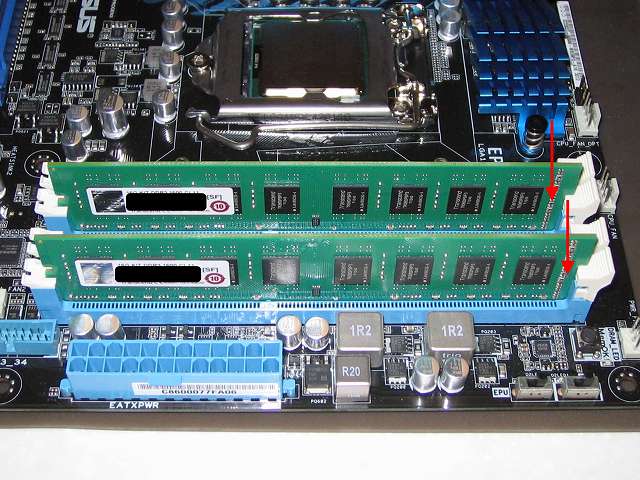 ASUS P8Z68-V PRO/GEN3 DDR3 メモリースロットノッチ側 Transcend JetRam PC3-12800(DDR3-1600) 16GB KIT(8GB×2) 永久保証 JM1600KLH-16GK を押し込んで装着