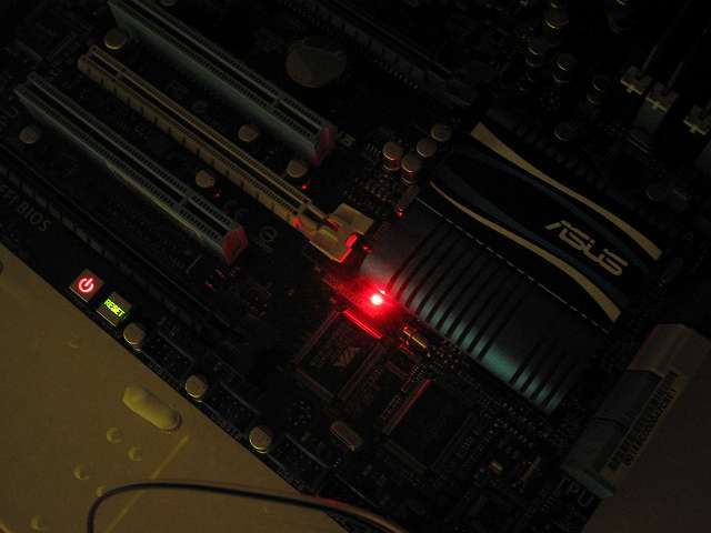 ASUS P8Z68-V PRO/GEN3 で赤く点灯している LED ランプ（POST State LED）、全部で 4か所ありヒートシンク側の LED は BOOT_DEVICE_LED、この段階では HDD 等ストレージを接続していないためこのエラーは無視して問題なし
