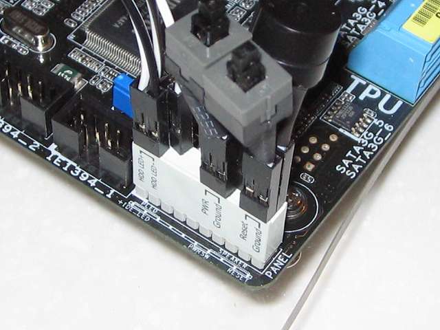 ASUS P8Z68-V PRO/GEN3 システムパネルコネクター（20-8 ピン PANEL） に Q コネクターを取り付け