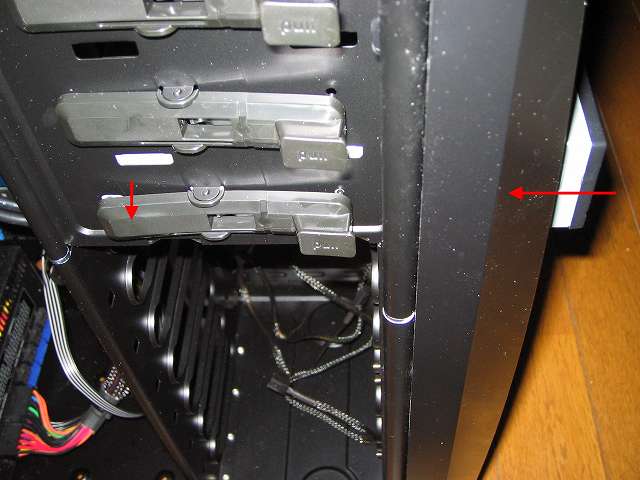 PC ケース Antec Three Hundred Two AB 5.25 インチドライブベイに東芝サムスン SH-222BB+S 取り付け、ドライブ固定専用レバーの後部ツメ部分が DVD ドライブにより持ち上げられる