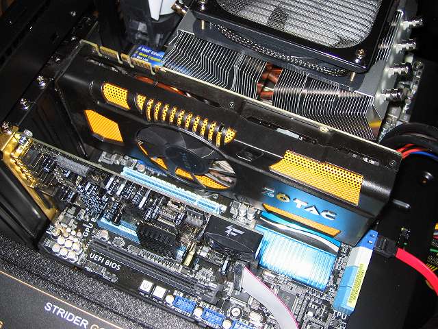 ASUS P8Z68-V PRO/GEN3 PCI Express x16 スロットにビデオカード ZOTAC GeForce GTX 570 ZT-50203-10M 接続