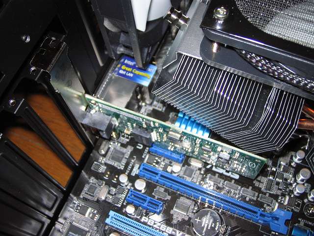 ASUS P8Z68-V PRO/GEN3 の最上段 PCI Express x1 スロットにネットワークカード Intel Gigabit CT Desktop Adapter EXPI9301CT 取り付け