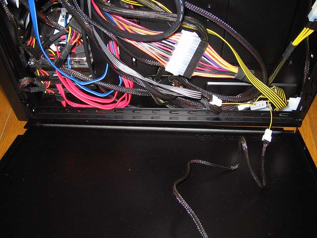 ファンコントローラー NZXT SENTRY 2 の 3ピンファンコネクターと 4ピンペリフェラルコネクターケーブルを PC ケース Antec Three Hundred Two AB 裏配線側のすき間に適当に収納
