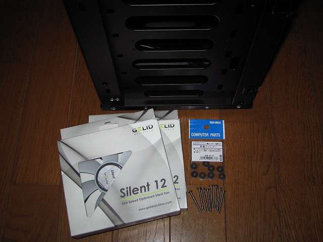 PC ケース Antec Three Hundred Two AB フロントに吸気ファンとして GELID Silent12 2基取り付け、ネジは PC ケース付属、ファン防振用に Ainex 防振ゴムワッシャー MA-024 を使用