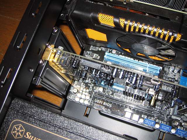 拡張スロットに取り付けた Creative Sound Blaster X-Fi Fatal1ty PCI Card をネジ締め、Ainex USB リアスロット 4ポート RS-004、2ポート RS-002C を取り付けるため PC ケース Antec Three Hundred Two の拡張スロットカバーを外し済み