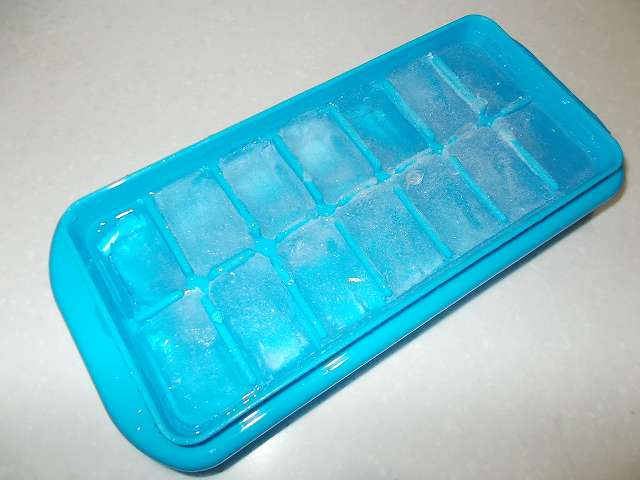 エビス ブロックアイストレー N PH-F65、氷完成、フタをしたまま常温に置くか流水で氷を取り出しやすいようにする