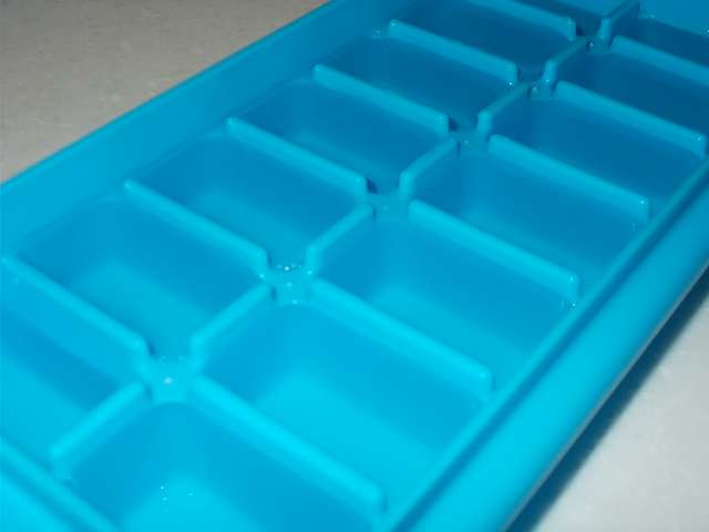エビス ブロックアイストレー N PH-F65 購入、製氷時の水位は仕切り板より低く水を入れること