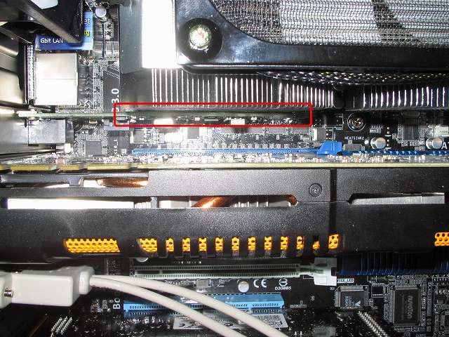 ASUS P8Z68-V PRO/GEN3 の最上段 PCI Express x1 スロットに取り付けて拡張スロットをネジ締め後、αGEL を貼ったネットワークカード Intel Gigabit CT Desktop Adapter EXPI9301CT と Scythe グランド鎌クロス リビジョンB SCKC-2100 ヒートシンクとのすき間