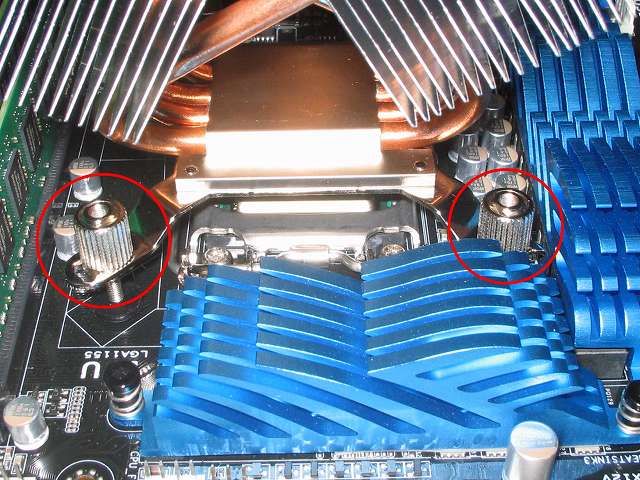 「バックプレート固定ネジ（Intel）」を最後まで締めなかったのは、VRM ヒートシンク側の「CPU クーラー固定ネジ（Intel）」が取り付けにくかったので、指が入るスペースを確保するためネジを浮かせられる状態にした