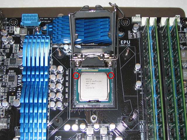 ASUS P8Z68-V PRO/GEN3 LGA1155 CPU ソケットに Intel Core i5-3570 CPU をゆっくり落とさないように装着、装着時に CPU ソケットの突起物と CPU 本体の半円状切り欠き部分に合わせる
