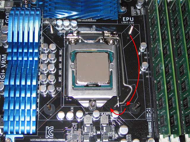 Intel Core i5-3570 CPU のヒートスプレッダに塗布（とふ）後、CPU が CPU ソケットに間違いなくセットされているのを確認、CPU 固定カバーをゆっくり下ろしたらレバーを元の位置に戻して完全にロックする、この時レバーをロックする状態まで、かなり力を入れないと元の位置に戻らないが、CPU の切欠きの位置さえ間違ってなければ問題ないはずなので、ゆっくりとレバーを押し下げながらロックさせる
