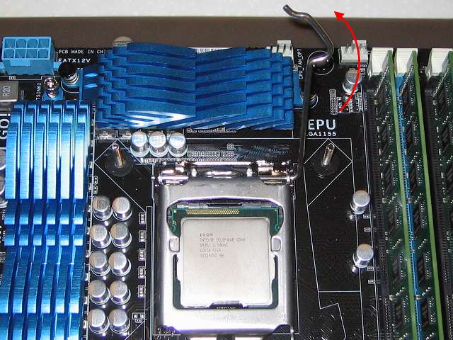 Intel CPU 換装作業、ASUS P8Z68-V PRO/GEN3 LGA1155 CPU ソケット ロック解除、スライドして外したレバーをゆっくり持ち上げる