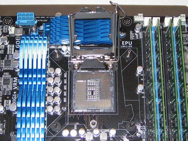 Intel CPU 換装作業、ASUS P8Z68-V PRO/GEN3 LGA1155 Intel Celeron G540 を落とさないようにゆっくり取り出した後の CPU ソケットピン