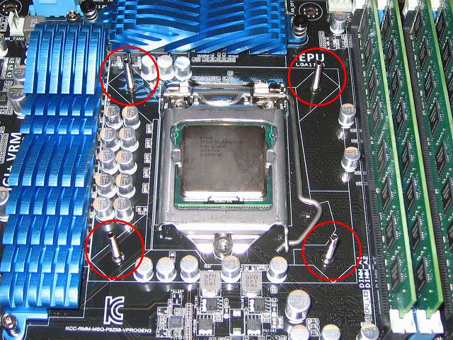 プッシュピン式 CPU クーラー（Scythe グランド鎌クロス リビジョンB SCKC-2100）をネジ式に変更するため、Scythe ユニバーサルリテンションキット3 SCURK-3000 付属 バックプレートを ASUS P8Z68-V PRO/GEN3 に装着、バックプレートネジ穴に「バックプレート取り付けネジ（Intel）」を挿入、バックプレートを手で押さえたままマザーボードを反対側に向きを変更