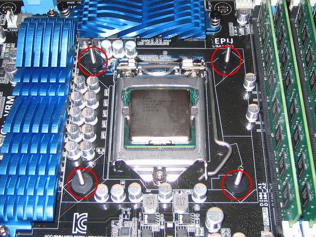 プッシュピン式 CPU クーラー（Scythe グランド鎌クロス リビジョンB SCKC-2100）をネジ式に変更するため、Scythe ユニバーサルリテンションキット3 SCURK-3000 付属 バックプレートを ASUS P8Z68-V PRO/GEN3 に装着、バックプレートネジ穴に「バックプレート取り付けネジ（Intel）」を挿入、バックプレートを手で押さえたままマザーボードを反対側に向きを変更、ネジ山に「バックプレート落下防止用ゴム（Intel）」を取り付け