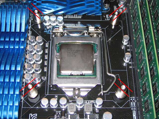 プッシュピン式 CPU クーラー（Scythe グランド鎌クロス リビジョンB SCKC-2100）をネジ式に変更するため、Scythe ユニバーサルリテンションキット3 SCURK-3000 付属 バックプレートを ASUS P8Z68-V PRO/GEN3 に装着、バックプレートネジ穴に「バックプレート取り付けネジ（Intel）」を挿入、バックプレートを手で押さえたままマザーボードを反対側に向きを変更、ネジに「バックプレート落下防止用ゴム（Intel）」を取り付けたら、ネジ山に「バックプレート固定ネジ（Intel）」を最後までネジを締めずに適当なところまで締める、Scythe グランド鎌クロス リビジョンB SCKC-2100 の「取り付け金具（Intel）」穴に「バックプレート固定ネジ（Intel）」を通す必要があるため、「バックプレート固定ネジ（Intel）」の向きをあらかじめ調節しておく