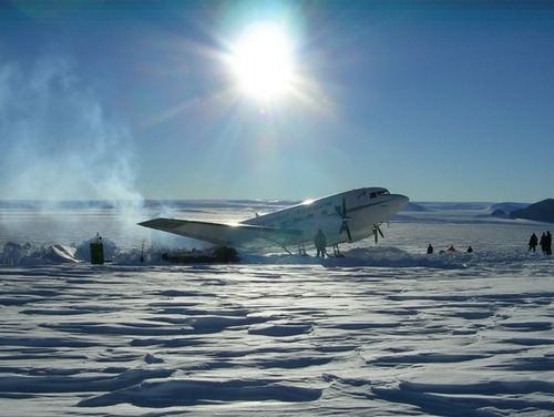 【画像】南極で墜落した飛行機をその場で修理して飛んでいくまでの様子！！の画像（38枚目）