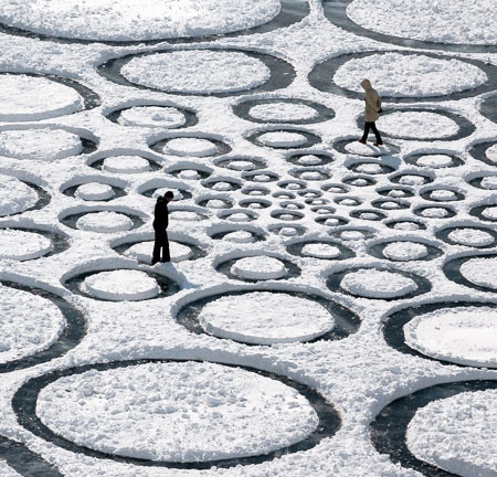 凍った池に無数のワッカを作る人の画像（12枚目）
