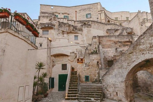 イタリアの洞窟がそのまま住宅街の画像（1枚目）