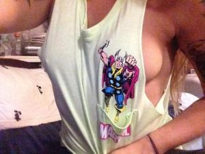 アメコミのヒーローのTシャツを着ている綺麗でセクシーなお姉さんの画像！！の画像（35枚目）