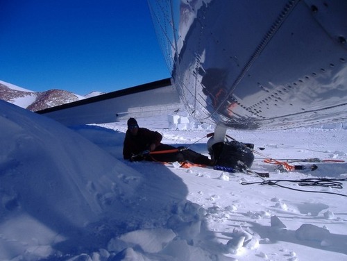 【画像】南極で墜落した飛行機をその場で修理して飛んでいくまでの様子！！の画像（20枚目）