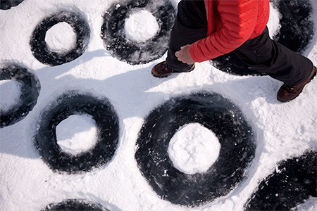 凍った池に無数のワッカを作る人の画像（6枚目）