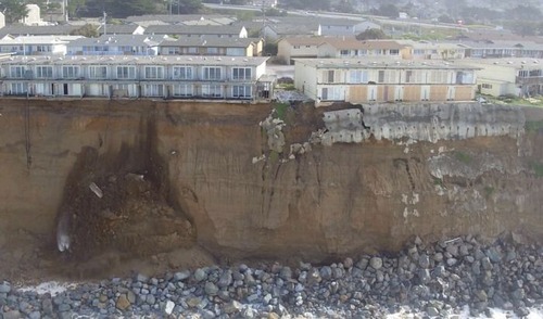 【画像】海沿いの崖が崩れて崩落中のカリフォルニアの町が怖すぎる！！の画像（2枚目）