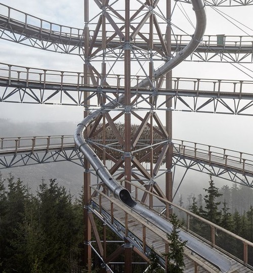 【画像】チェコ共和国にある超巨大で超怖過ぎる滑り台！！の画像（1枚目）