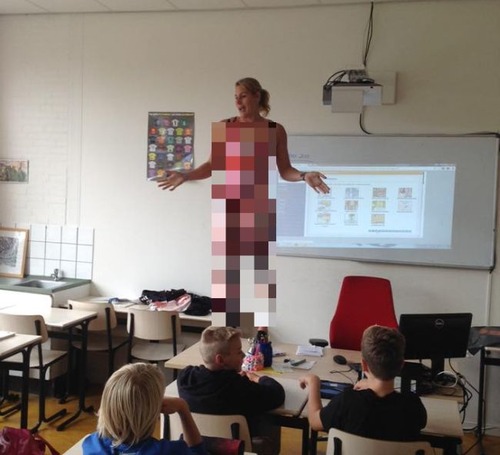 小学校の女の先生が自分の体を使って生物の授業をしている！の画像（1枚目）