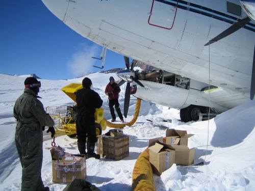 【画像】南極で墜落した飛行機をその場で修理して飛んでいくまでの様子！！の画像（27枚目）
