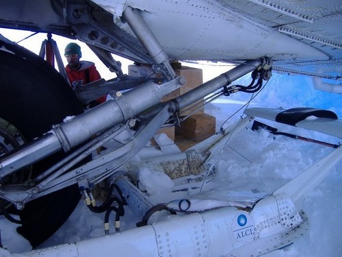 【画像】南極で墜落した飛行機をその場で修理して飛んでいくまでの様子！！の画像（14枚目）
