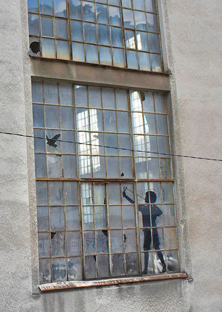 割れた窓ガラスのように見えるアートの画像（4枚目）