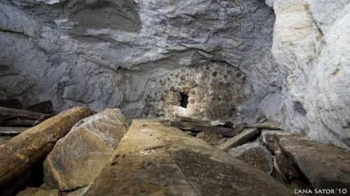 小さな小屋の床下に巨大な洞窟の画像（4枚目）