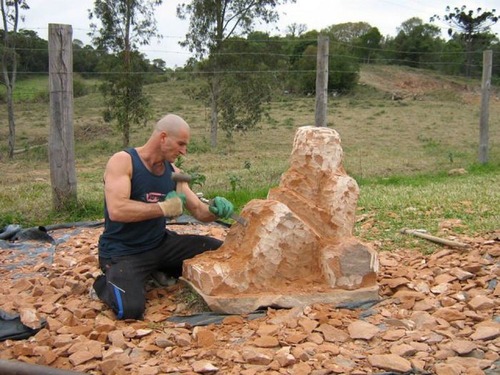 【画像】巨大な石を削って石造を作っている人がワイルド過ぎて凄い！！の画像（6枚目）