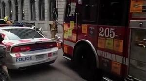 消防車がパトカーや一般の車を破壊しながら通る_000033268