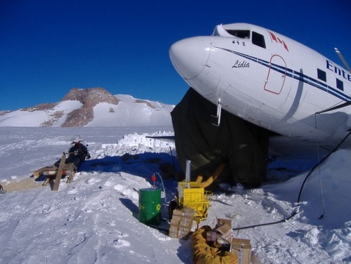 【画像】南極で墜落した飛行機をその場で修理して飛んでいくまでの様子！！の画像（23枚目）
