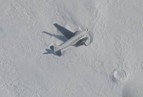 【画像】南極で墜落した飛行機をその場で修理して飛んでいくまでの様子！！の画像（2枚目）