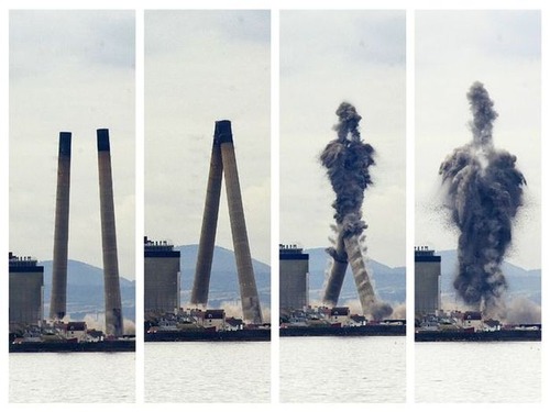 【動画】スコットランドの発電所の２本の煙突の破壊方法が凄まじいｗｗｗの画像（1枚目）