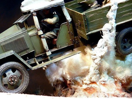 【画像】爆撃を受けたトラックのジオラマの躍動感が凄い！！の画像（1枚目）