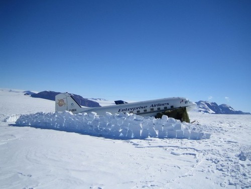【画像】南極で墜落した飛行機をその場で修理して飛んでいくまでの様子！！の画像（28枚目）