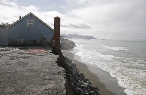 【画像】海沿いの崖が崩れて崩落中のカリフォルニアの町が怖すぎる！！の画像（1枚目）