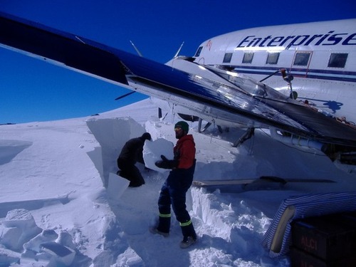 【画像】南極で墜落した飛行機をその場で修理して飛んでいくまでの様子！！の画像（11枚目）