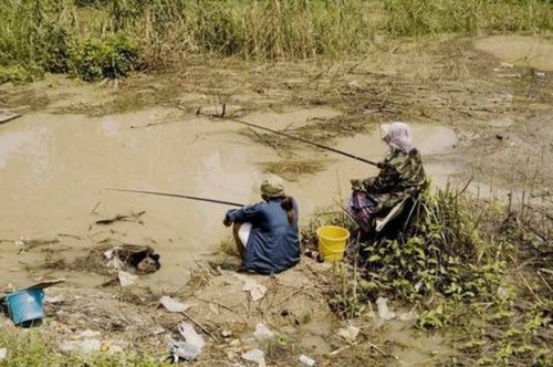 カオスなところで釣りをしている人達の画像（20枚目）